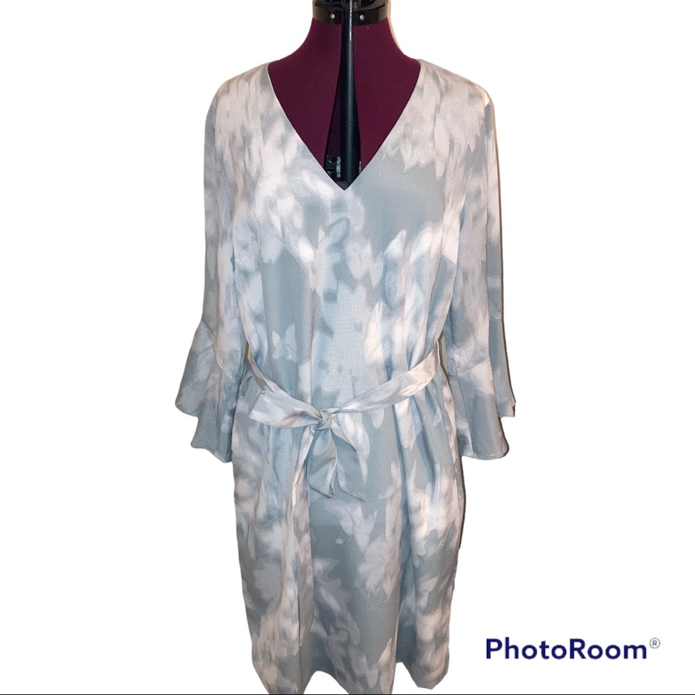 Banana Republic size large V-neck, Abstract floral in white and grey.